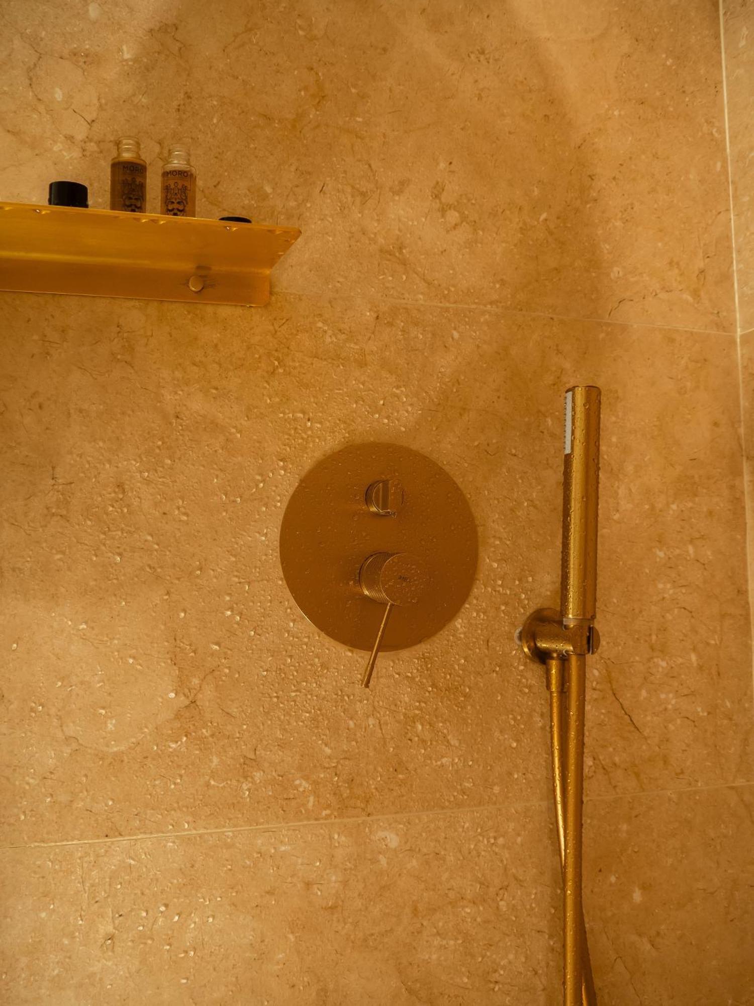 Taga Suites CTA Exteriör bild