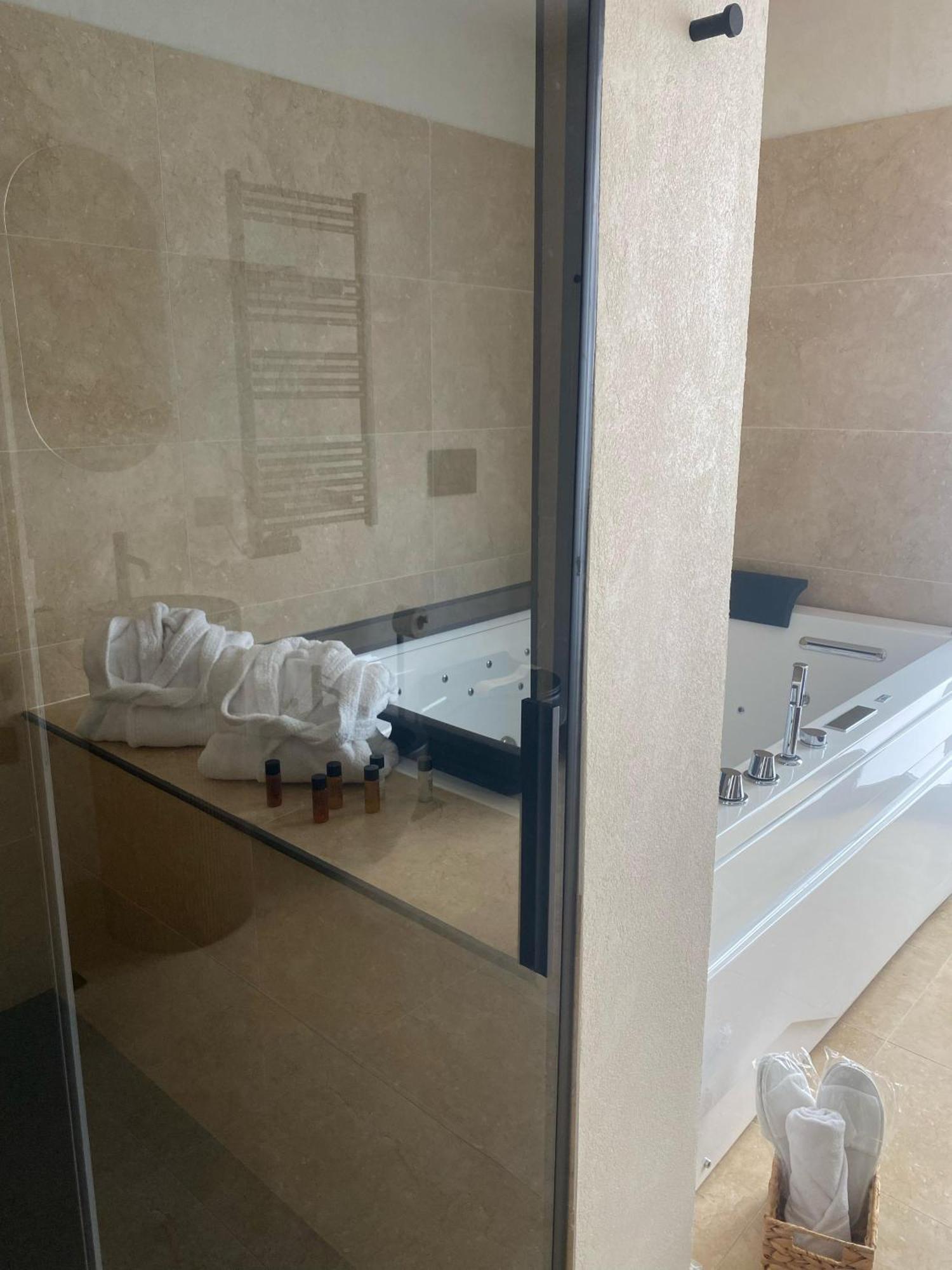 Taga Suites CTA Exteriör bild